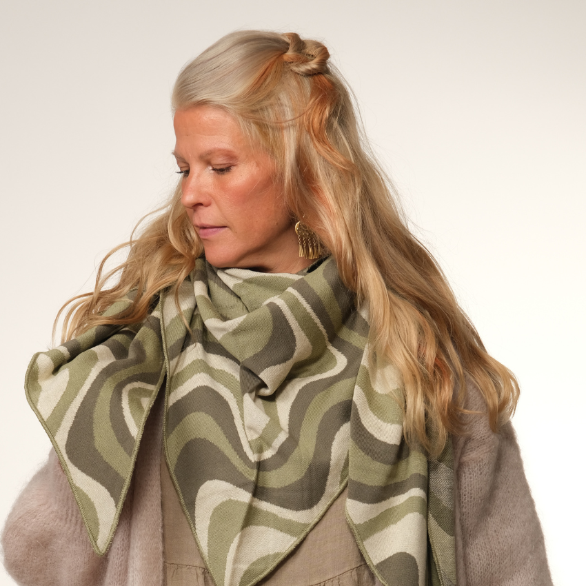 Kolmiohuivi WAVE oliivi